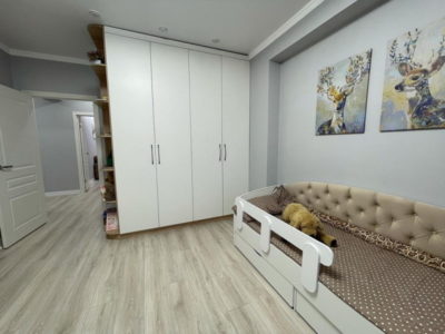 shkaf-raspashnoj-v-spalnyu-na-zakaz-ot-proizvoditelya-416-foto-1